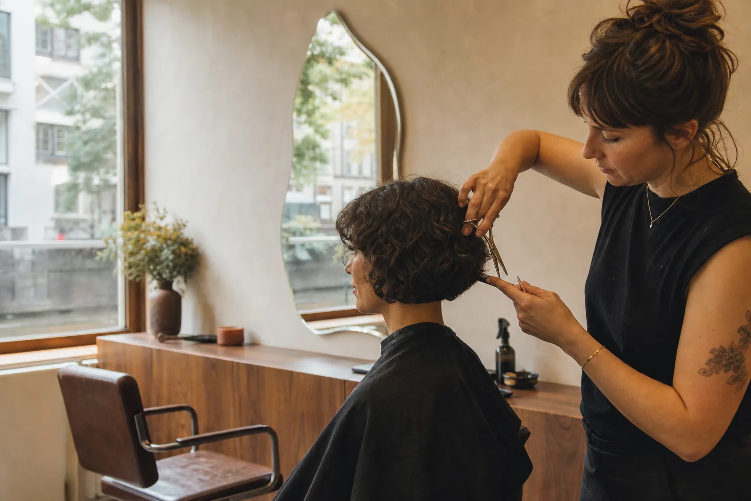 Kapper aan het werk in een salon